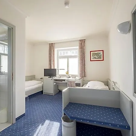 Hotel Gautinger Hof - Ruhig Im Fuenf-seen-land Nahe S-bahn Und Muenchen 3*